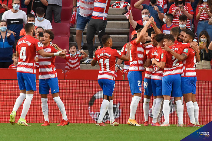 El Granada espera hoy celebrar su primera victoria de la temporada ante el Celta (JOSÉ M. BALDOMERO) El Granada espera hoy celebrar su primera victoria de la temporada ante el Celta (JOSÉ M. BALDOMERO)