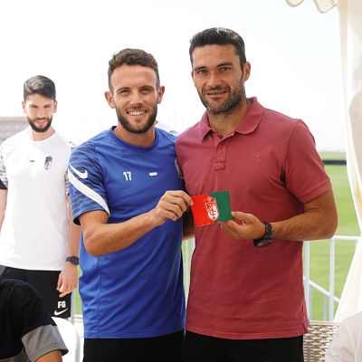 Quini y Jorge Molina posan con el brazalete de capitán durante el almuerzo de hoy en la Ciudad Deportiva (GCF)