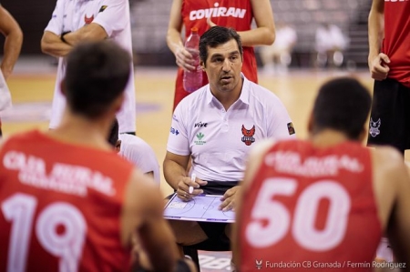 Pablo Pin da instrucciones durante un tiempo muerto (FERMÍN RODRÍGUEZ / FUNDACIÓN CB GRANADA) 