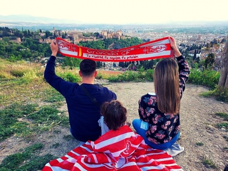 Los aficionados del Granada ya están preparados para apoyar a su equipo en busca del primer triunfo de la temporada (FRAN CALVO)