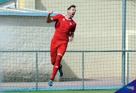 Moi Gómez, jugador del FC Cubillas, marcó el tanto de su equipo en Pulianas (JOSÉ M. BALDOMERO)
