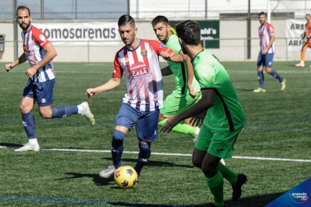 Fran Machado se intenta ir de dos jugadores del Villacarrillo (JOSÉ M. BALDOMERO) 