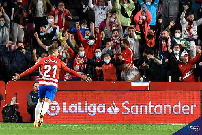 Rubén Rochina celebra el gol que le dio la victoria al Granada ante el Sevilla (JOSÉ M. BALDOMERO)