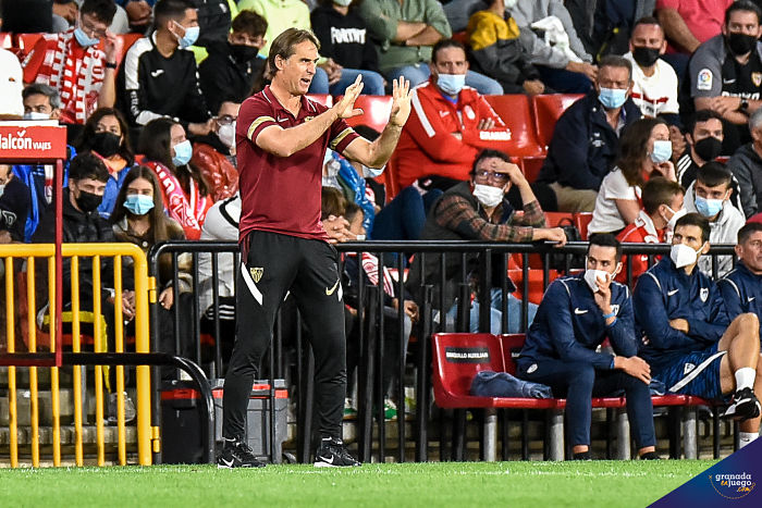 Julen Lopetegui, entrenador del Sevilla, durante el partido en el `Nuevo Los Cármenes` (JOSÉ M. BALDOMERO) Julen Lopetegui, entrenador del Sevilla, durante el partido en el `Nuevo Los Cármenes` (JOSÉ M. BALDOMERO)