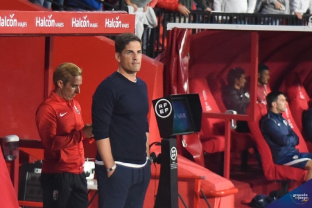 Robert Moreno, en los prolegómenos del encuentro ante el Sevilla (JOSÉ M. BALDOMERO)