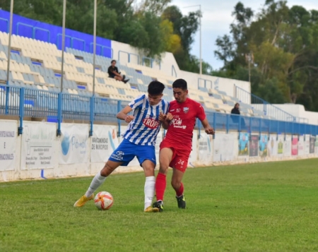 Lance del partido con el local Álex Cabello y el visitante Podadera como protagonistas (SEMANARIO MUCHO DEPORTE)