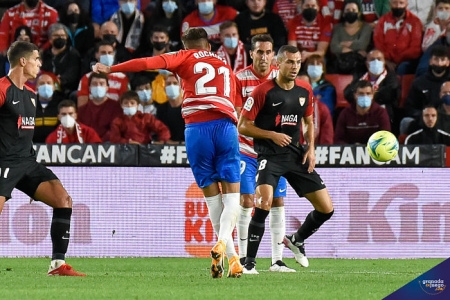 Momento en el que Rochina disparó para hacer el gol del triunfo ante el Sevilla (JOSÉ M. BALDOMERO)