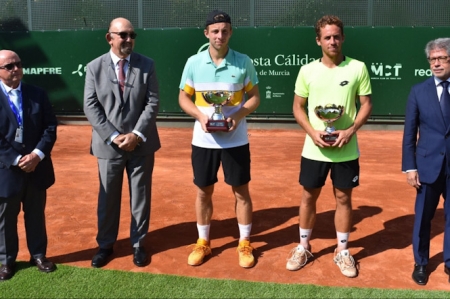 Roberto Carballés con la copa de subcampeón (ATP CHALLENGER COSTA CÁLIDA REGIÓN DE MURCIA)