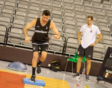 Sergio Sánchez `Pinzas` dirige el entrenamiento de Joan Pardina (FUNDACIÓN CB GRANADA)