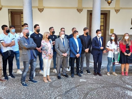 Foto de familia del Granada CF en el ayuntamiento (FRAN CALVO)