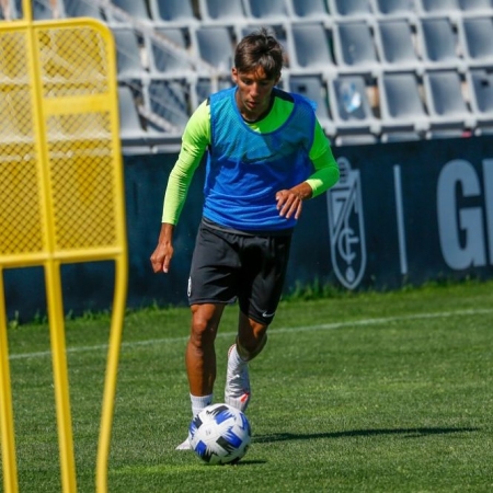 Mario González durante un entrenamiento con el Recreativo (GRANADA CF) 
