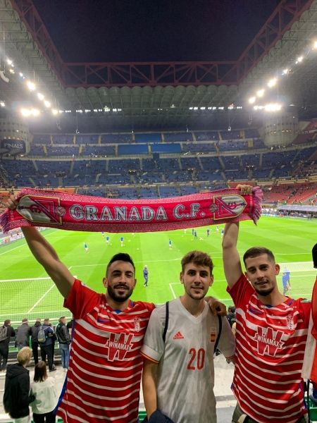 Borja (izq.) y Carlos (der.) posan junto a otro amigo en `San Siro`, vistiendo las camisetas del Granada y con la bufanda en las manos (R. GRJ)