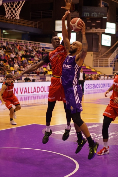 Petit Niang intenta taponar el lanzamiento de un contrario (RODRIGO DEL POZO / REAL VALLADOLID BALONCESTO) 