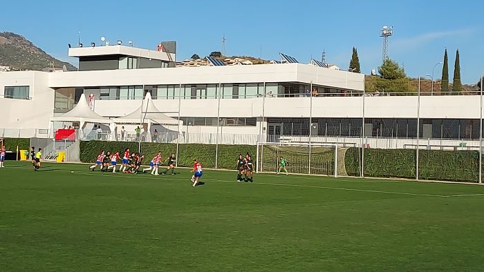 Momento en el que Raquel botó la falta que se estrelló contra el larguero en la segunda mitad (FRAN CALVO) Momento en el que Raquel botó la falta que se estrelló contra el larguero en la segunda mitad (FRAN CALVO)
