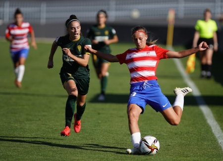 Raquel, en un lance del derbi ante el Córdoba, fue la mejor de las rojiblancas (GCF FEMENINO)