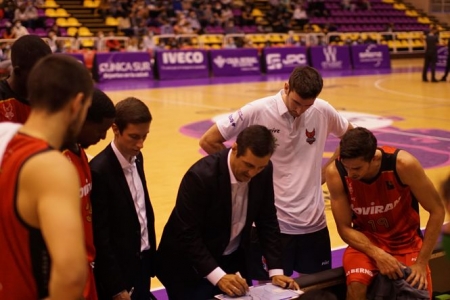 Pablo Pin da instrucciones durante un tiempo muerto (RODRIGO DEL POZO / REAL VALLADOLID BALONCESTO)