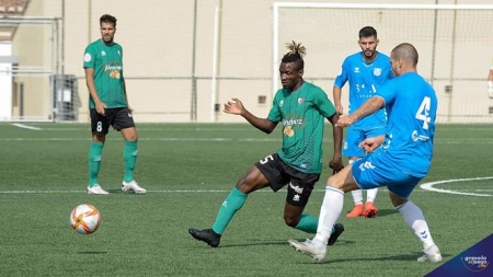 Eric intenta irse de un jugador del Alhaurín de la Torre (JOSÉ M. BALDOMERO) 