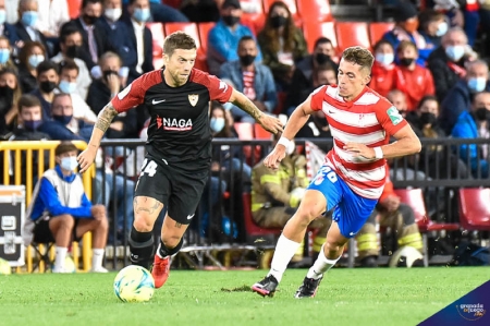 Isma Ruiz, jugador del Granada CF, en una jugada del partido ante el Sevilla FC (J. M. BALDOMERO)