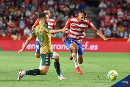 Imagen del derbi Granada - Betis de esta temporada, también jugado un lunes (JOSÉ M. BALDOMERO)