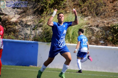 Velázquez durante un partido con el Atlético Monachil (ATLÉTICO MONACHIL)
