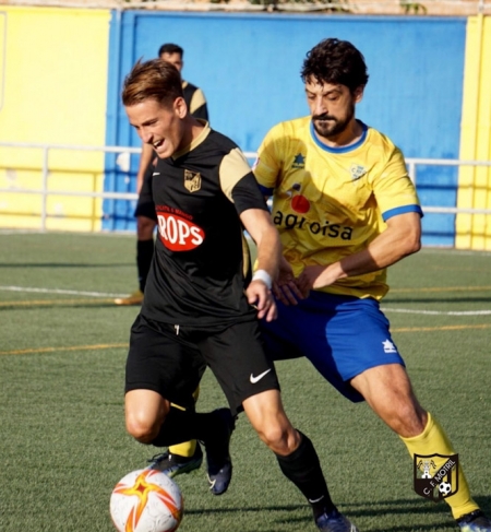 Ramiro presiona a un jugador del CF Motril (CF MOTRIL) 