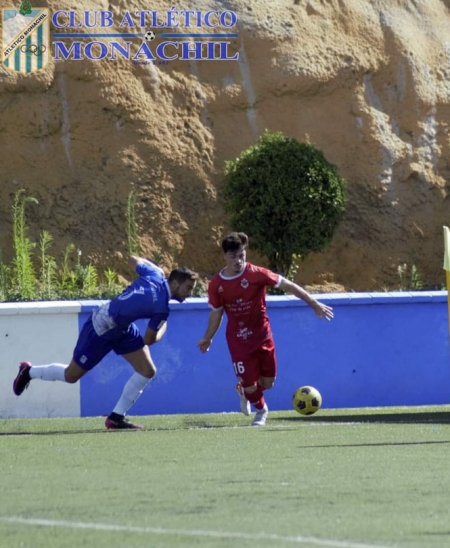 Fernando se trastabilla ante Mingui (MANU LÓPEZ / ATLÉTICO MONACHIL) 
