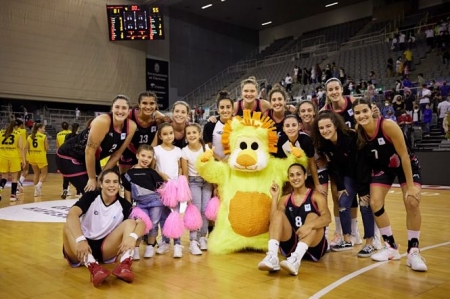 La plantilla del Manuela Fundación Raca junto a la nueva mascota del club (RACA 