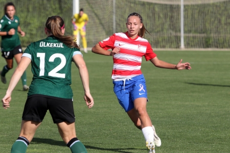Las jugadoras del Granada Femenino llevaron un lazo rosa en sus pantalones ante el Castellón (JOSÉ VELASCO / GRJ)