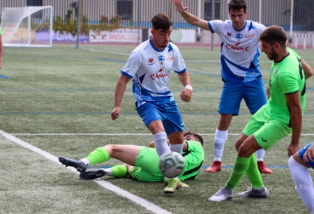 El partido entre Loja y Villacarrillo fue muy disputado (ENCARNI QUESADA)