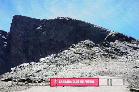 Imagen a las faldas del Veleta utilizada por el Granada para desvelar el lugar de su foto oficial de la temporada (GCF)