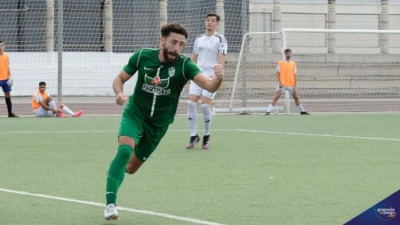 Adri Vegas celebra el gol que le marcó a La Cañada (JOSÉ M. BALDOMERO) 