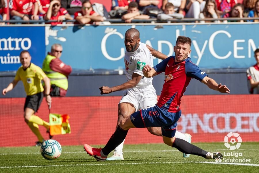 Momento en el que Foulquier marcó en `El Sadar` durante el partido de la temporada 2019/20 (LALIGA)