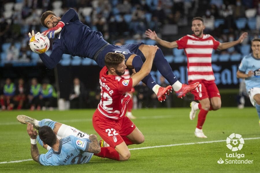 Lance en el que Domingos Duarte acabó lesionado del hombro tras chocar con Luís Maximiano en `Balaídos` (LALIGA) Lance en el que Domingos Duarte acabó lesionado del hombro tras chocar con Luís Maximiano en `Balaídos` (LALIGA)