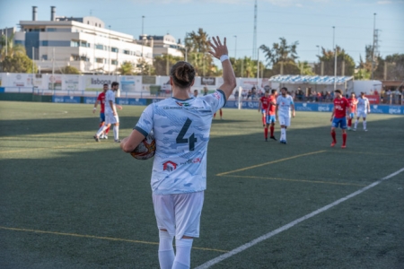David Aguilar, el autor del gol, se dispone a sacar de banda (MIGUEL A. CASTILLO)