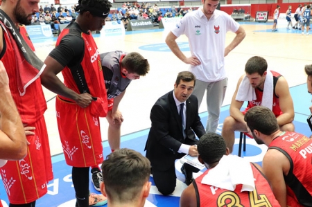Pablo Pin da instrucciones durante un tiempo muerto en Illunbe (ÓSCAR ARAUJO) 