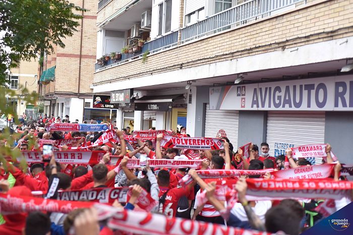 Aficionados esperan al autobús del Granada en las horas previas al partido contra el Sevilla (JOSÉ M. BALDOMERO) Aficionados esperan al autobús del Granada en las horas previas al partido contra el Sevilla (JOSÉ M. BALDOMERO)