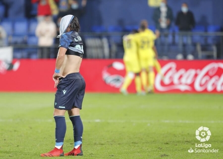 Un jugador del Cádiz lamenta el gol en el último minuto del Villarreal que puso el definitivo 3-3 (LALIGA)