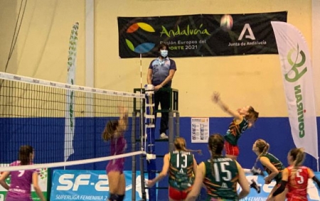 Una jugadora del Covirán Atarfe se dispone a rematar (COVIRÁN ATARFE)