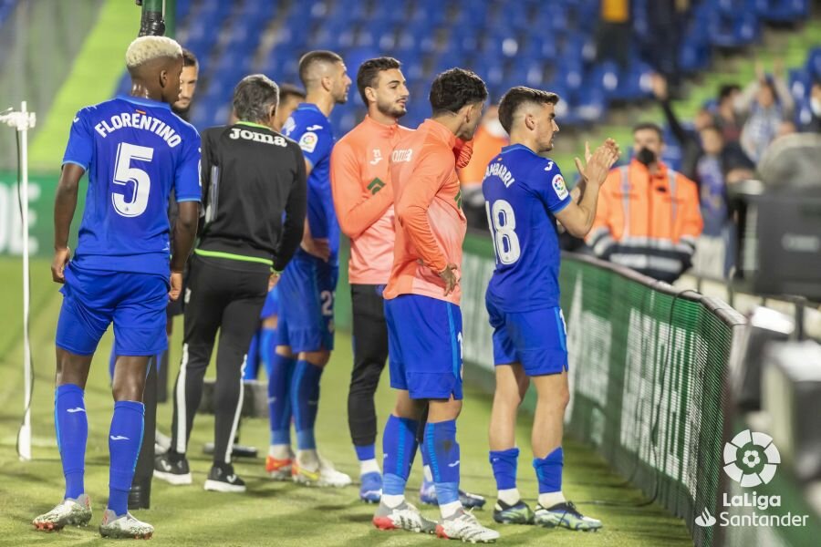 Los jugadores del Getafe piden perdón a su afición al término del último encuentro en casa, donde cayeron por 0-3 contra el Celta (LALIGA) Los jugadores del Getafe piden perdón a su afición al término del último encuentro en casa, donde cayeron por 0-3 contra el Celta (LALIGA)