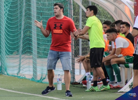 Rafa Callejas, entrenador del Céltic CF, en un partido de esta temporada (JOSÉ M. BALDOMERO)