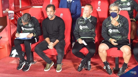 Quique Sánchez Flores, en el banquillo del `Nuevo Los Cármenes` (JOSÉ M. BALDOMERO)