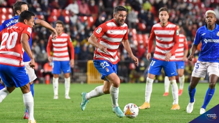 Jorge Molina, en un lance del Granada - Getafe (JOSÉ M. BALDOMERO)
