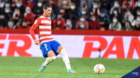 Escudero, durante un lance del Granada - Getafe (JOSÉ M. BALDOMERO)