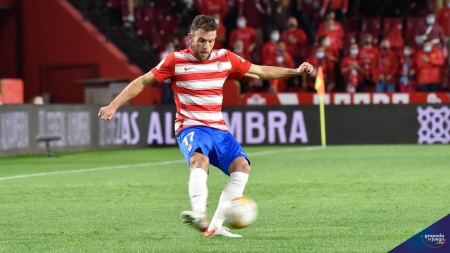 Quini, durante una acción del Granada - Getafe en el `Nuevo Los Cármenes` (JOSÉ M. BALDOMERO)