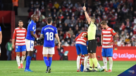 Cordero Vega muestra la amarilla a Nyom durante el Granada - Getafe (JOSÉ M. BALDOMERO)