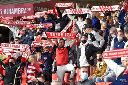 El `Nuevo Los Cármenes` presentó una gran entrada para recibir al Getafe (JOSÉ M. BALDOMERO)