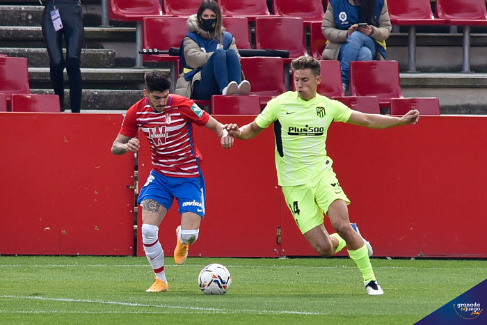 Carlos Neva y Marcos Llorente, durante el Granada - Atlético de Madrid de la pasada campaña (JOSÉ M. BALDOMERO) Carlos Neva y Marcos Llorente, durante el Granada - Atlético de Madrid de la pasada campaña (JOSÉ M. BALDOMERO)