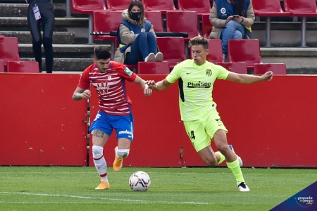 Carlos Neva y Marcos Llorente, durante el Granada - Atlético de Madrid de la pasada campaña (JOSÉ M. BALDOMERO)