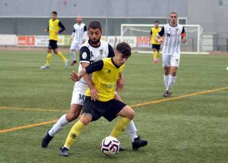 Dámaso controla el balón ante un jugador del Cantoria (J. PALMA)