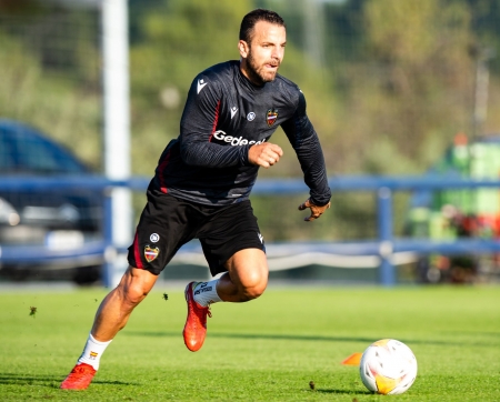 Roberto Soldado, durante un entrenamiento reciente con el Levante, se reencontrará con su ex equipo